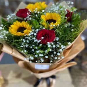 Buquê de Rosas Vermelhas com Girassol