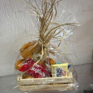 Cesta pequena, com laço rustico de palha